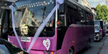 Sakarya’da özel halk otobüsünü gelin arabası yaptı