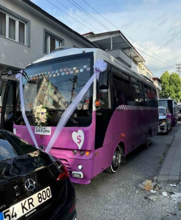 Sakarya’da özel halk otobüsünü gelin arabası yaptı
