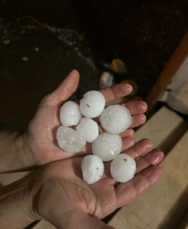 Sakarya’nın sahil ilçelerini dolu vurdu, yerler beyaza büründü