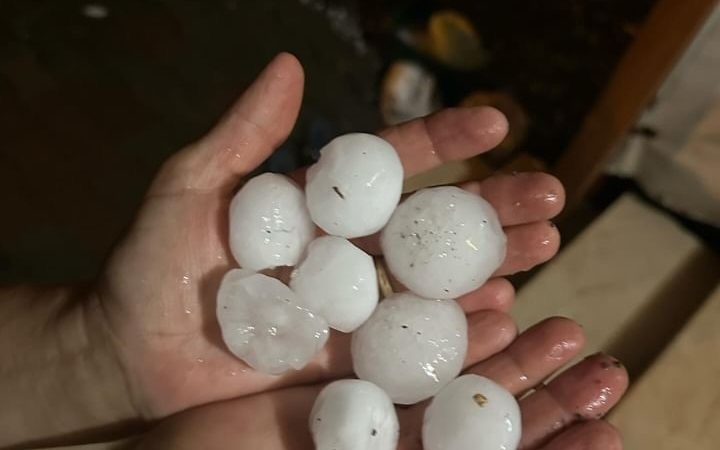 Sakarya’nın sahil ilçelerini dolu vurdu, yerler beyaza büründü