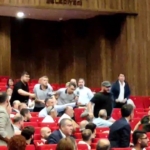 Salonda ipler gerildi: CHP’li milletvekilinin kuzeni "Seni vururum" diyerek koştu