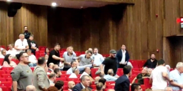 Salonda ipler gerildi: CHP’li milletvekilinin kuzeni "Seni vururum" diyerek koştu