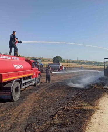 Saman balyası yüklü römork yandı