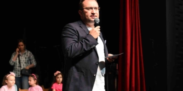 Sanat akademisi öğrencileri, yıl sonu programında yeteneklerini sergiledi