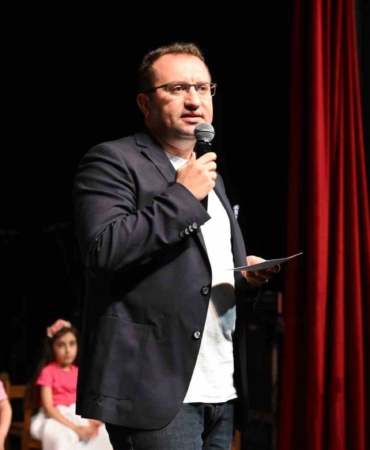 Sanat akademisi öğrencileri, yıl sonu programında yeteneklerini sergiledi