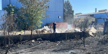 Sanayi sitesinin bahçesinde yangın