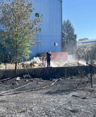 Sanayi sitesinin bahçesinde yangın