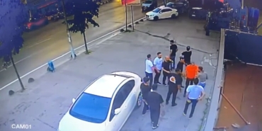 Sancaktepe’de silahlı saldırganlar oto yıkamacıyı darp etti, o anlar kamerada