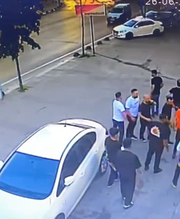 Sancaktepe’de silahlı saldırganlar oto yıkamacıyı darp etti, o anlar kamerada