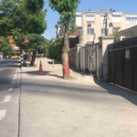 Sarıyer’de ağaca çarpan araç takla attı: Kaza anı kamerada