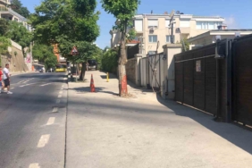 Sarıyer’de ağaca çarpan araç takla attı: Kaza anı kamerada