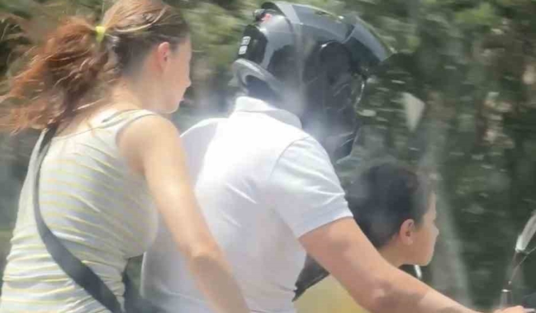 Sarıyer’de motosiklet sürücüsünün ailesiyle beraber tehlikeli yolculuğu kamerada