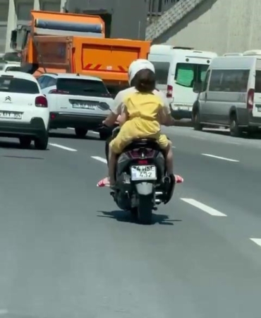 Sarıyer’de motosiklet üzerinde 2 çocukla tehlikeli yolculuk kamerada