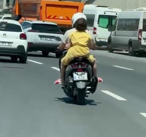 Sarıyer’de motosiklet üzerinde 2 çocukla tehlikeli yolculuk kamerada
