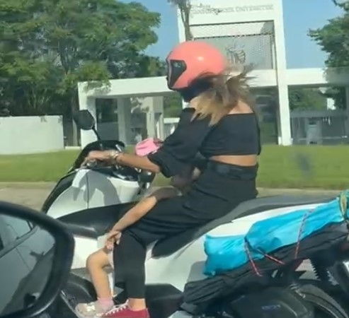 Sarıyer’de motosikletli kadının uyuyan çocukla tehlikeli yolculuğu kamerada