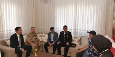 Şehit ailelerini yalnız bırakmadı