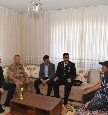 Şehit ailelerini yalnız bırakmadı