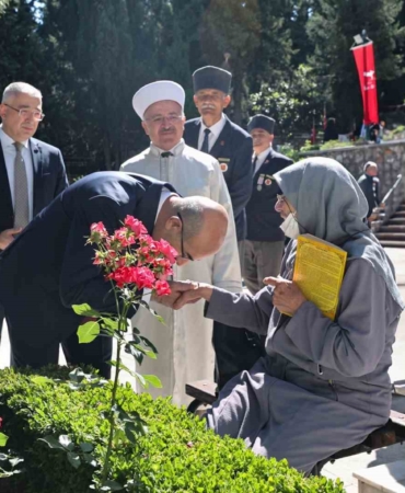 Şehitliklerde hüzünlü bayramlaşma