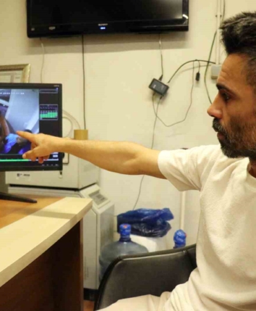 Şehrin göbeğindeki otoparkı basıp çalışanı darp ettiler: O anlar kamerada