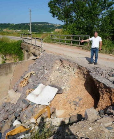 Sel sebebiyle zarar gören köprü yıkılma tehlikesi geçiriyor