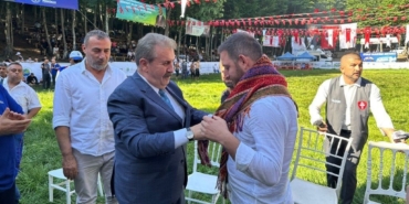 Selman Dede Güreşleri’nde, iş insanı ’ağalık unvanı’nı BBP Genel Başkanı Destici’den devraldı