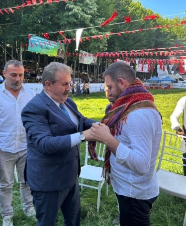 Selman Dede Güreşleri’nde, iş insanı ’ağalık unvanı’nı BBP Genel Başkanı Destici’den devraldı