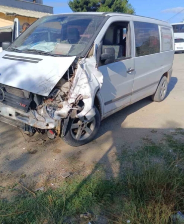 Servis midibüsü ile panelvan araç çarpıştı: 3 yaralı