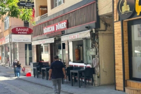 Seyir halinde kaldırımdaki demir reklam panosu aracının üzerine düştü