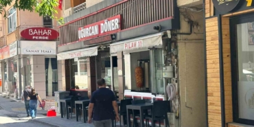 Seyir halinde kaldırımdaki demir reklam panosu aracının üzerine düştü
