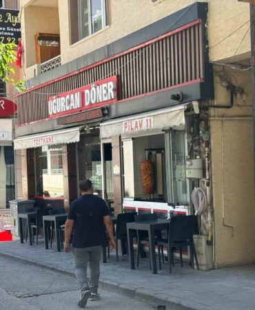 Seyir halinde kaldırımdaki demir reklam panosu aracının üzerine düştü