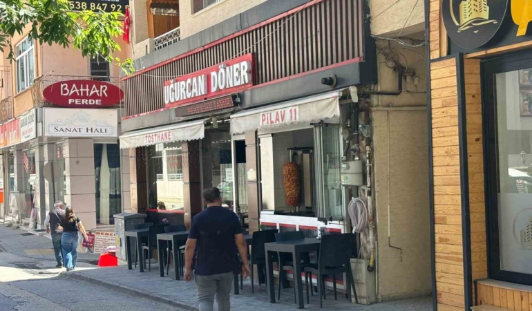 Seyir halinde kaldırımdaki demir reklam panosu aracının üzerine düştü