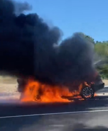Seyir halindeki araç alev topuna döndü