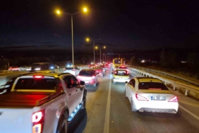 Seyir halindeki otomobil alevlere teslim oldu