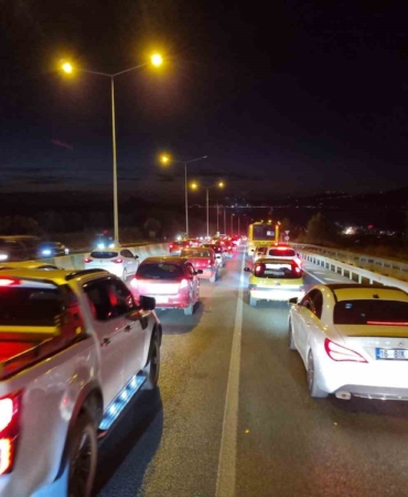 Seyir halindeki otomobil alevlere teslim oldu