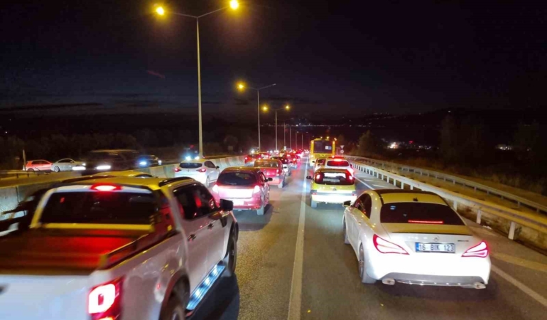 Seyir halindeki otomobil alevlere teslim oldu