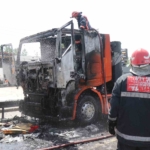 Seyir halindeki tır alev alev yandı