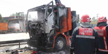 Seyir halindeki tır alev alev yandı