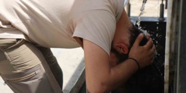 Sıcak havadan bunalanlar soluğu parklarda ve ağaç gölgelerinde aldı