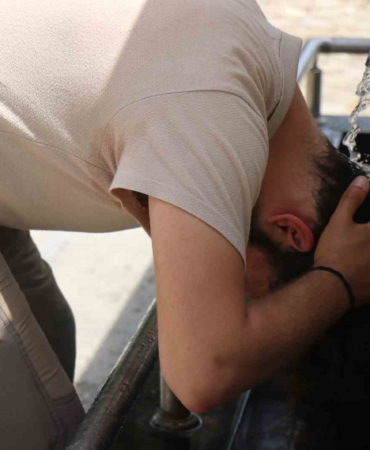 Sıcak havadan bunalanlar soluğu parklarda ve ağaç gölgelerinde aldı