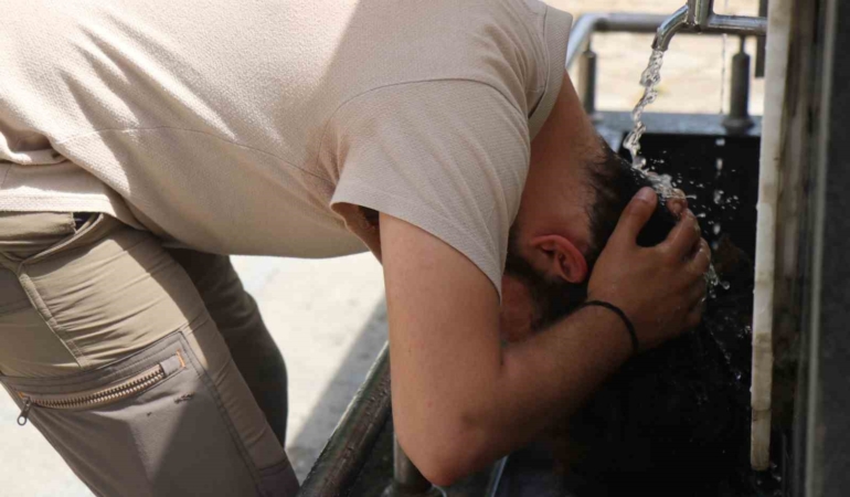 Sıcak havadan bunalanlar soluğu parklarda ve ağaç gölgelerinde aldı