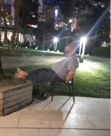 Sıcaktan evde bunalan vatandaş çareyi parkta uyumakta buldu