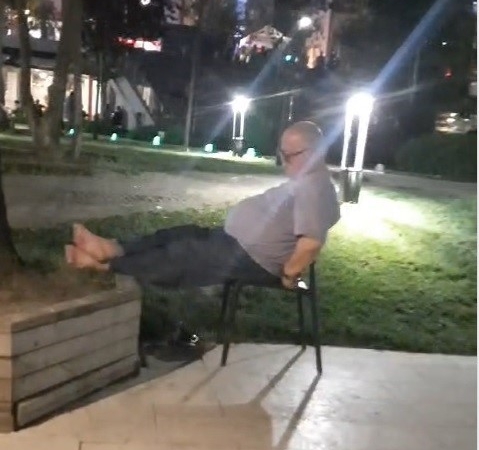 Sıcaktan evde bunalan vatandaş çareyi parkta uyumakta buldu
