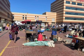 Şiddetli lodos sebebiyle devrilen pazar şemsiyesinin çarptığı kadın yaralandı