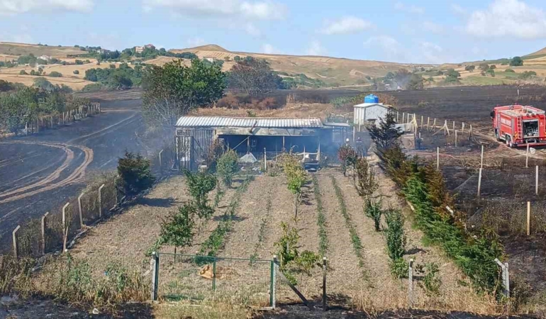 Silivri’de otluk alanda yangın: Alevler yerleşim alanına doğru ilerledi, panik yaşandı