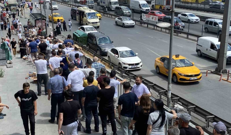 Şirinevler’de ucuz baklava kuyruğu