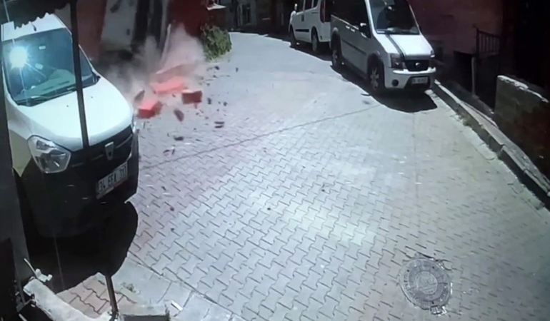 Şişli’de kamyonun balkonu yıkıp devrildiği anlar kamerada: Ortalığı savaş alanına çevirdi
