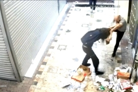 Sokakta kabusu yaşadılar: Biri yola itildi, diğeri merdivenden atıldı