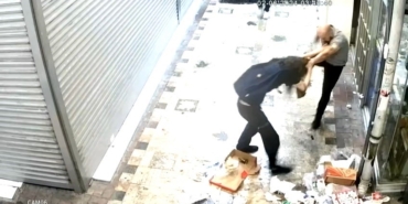 Sokakta kabusu yaşadılar: Biri yola itildi, diğeri merdivenden atıldı