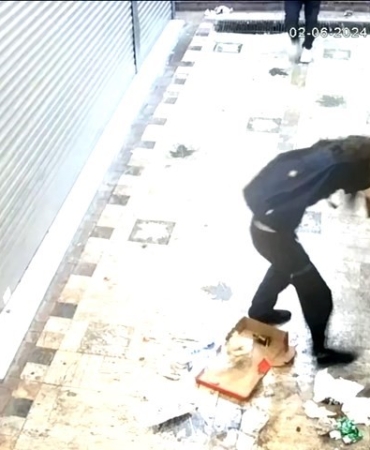 Sokakta kabusu yaşadılar: Biri yola itildi, diğeri merdivenden atıldı