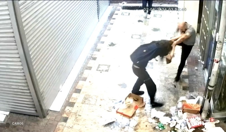 Sokakta kabusu yaşadılar: Biri yola itildi, diğeri merdivenden atıldı